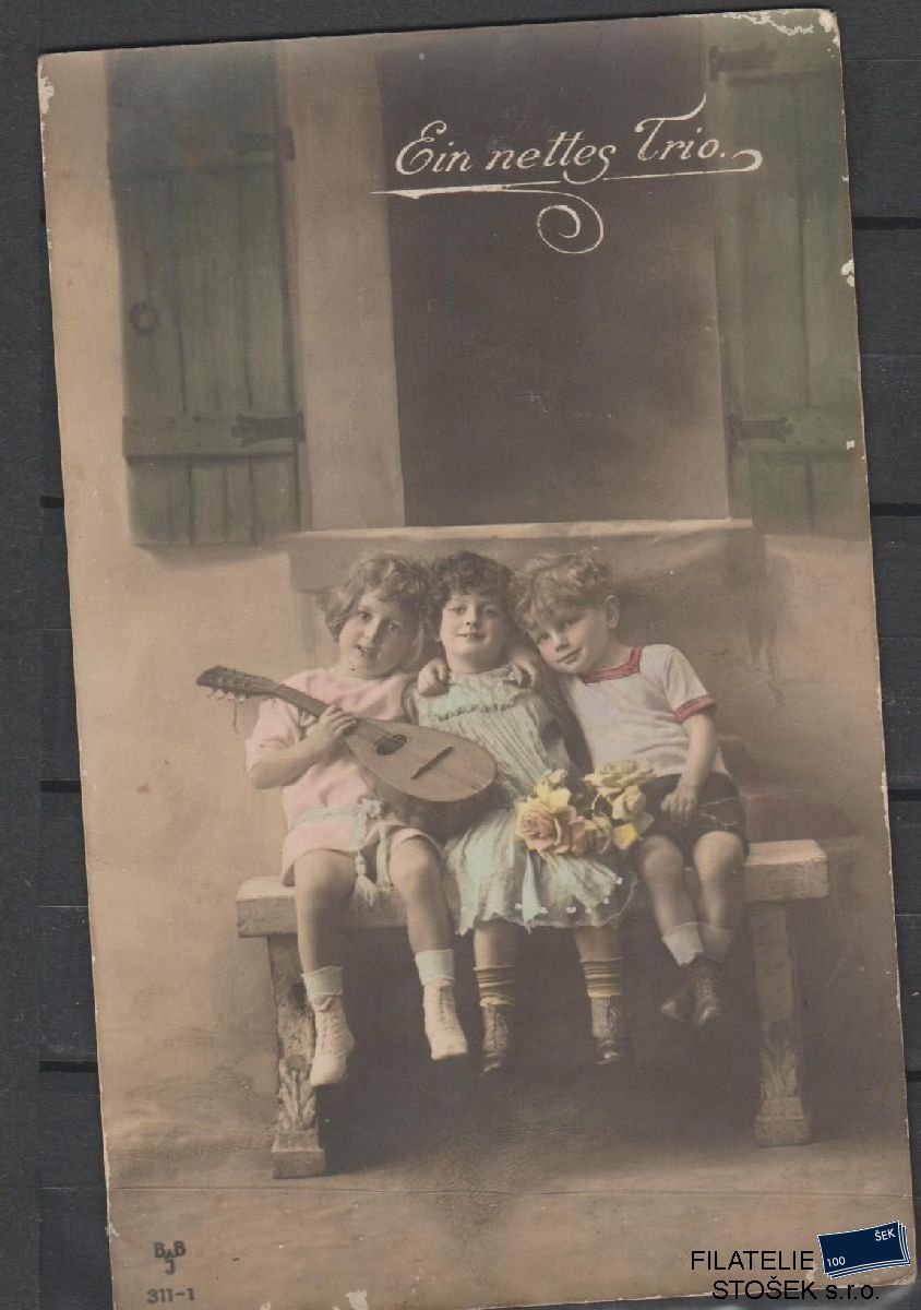 Námětová Pohlednice - Tři děti na lavičce s kytarou