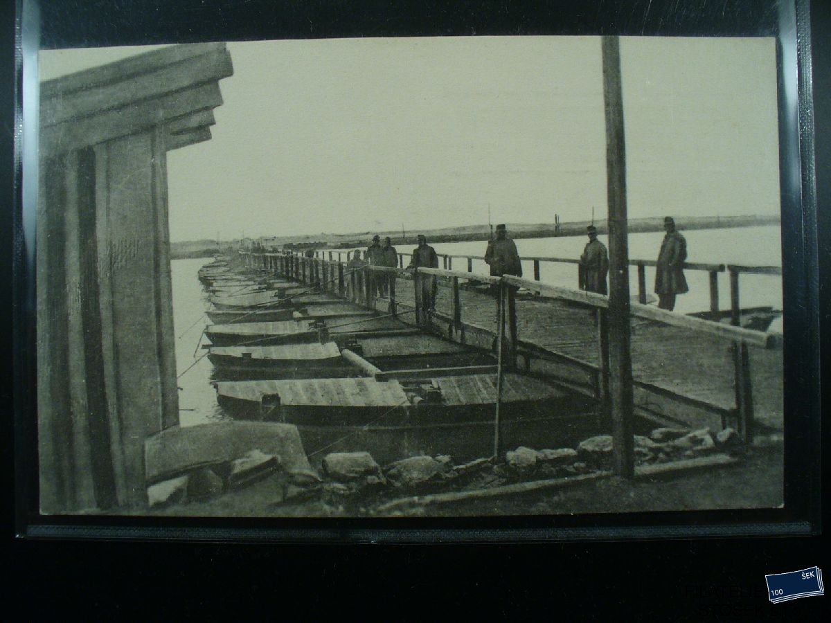 Vojenská pohlednice - Vojáci stavějící pontonový most
